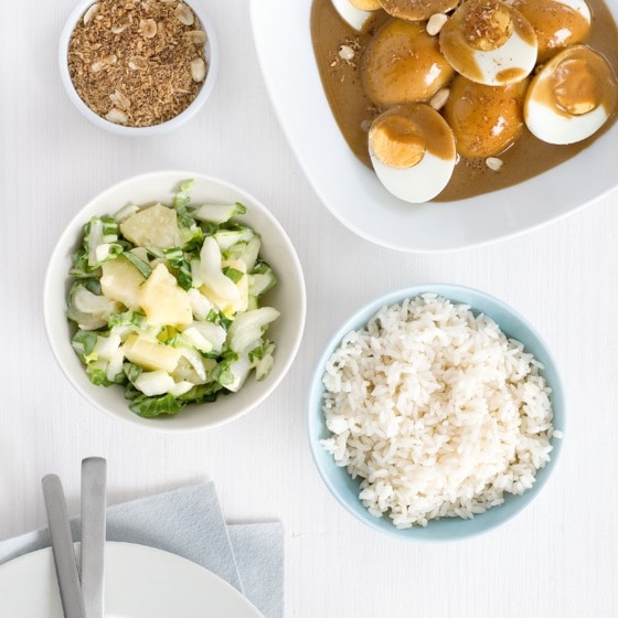 Indische eieren met paksoi-ananassalade