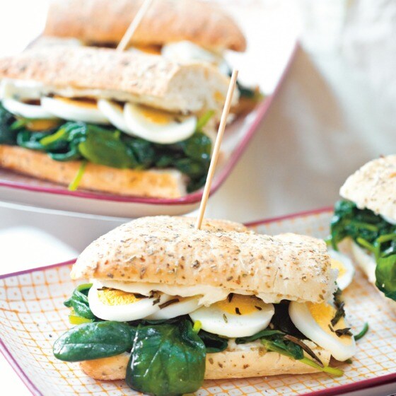 Warme focaccia met spinazie en ei