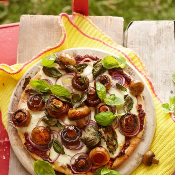 Goedgevulde pizza met champignons en ui