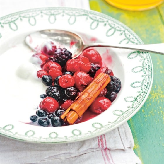 Zomerfruit in kruidige kersensiroop