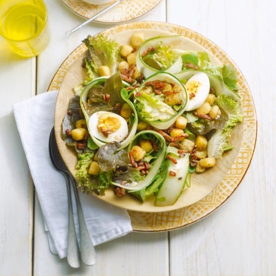 Knapperige krulsalade met mosterddressing