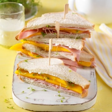 Hartige ontbijtsandwich met ham en mango