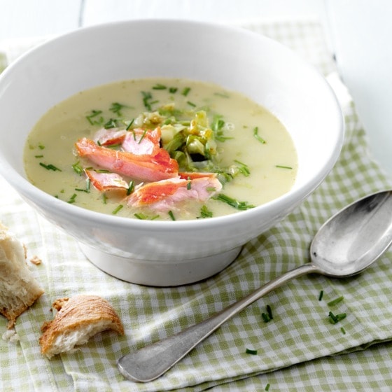 Knapperige spitskoolsoep met zalm