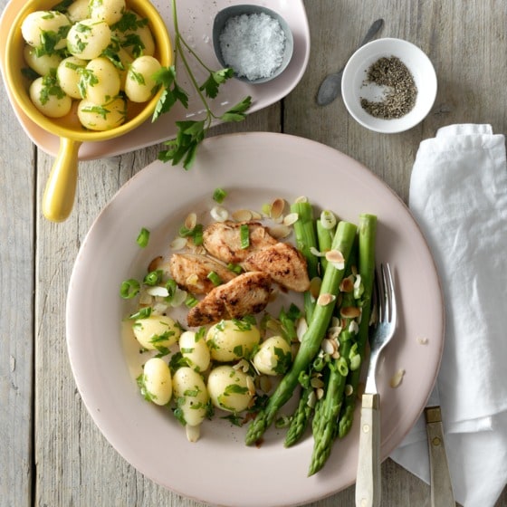Gebakken kipfilet met asperges en amandeltopping