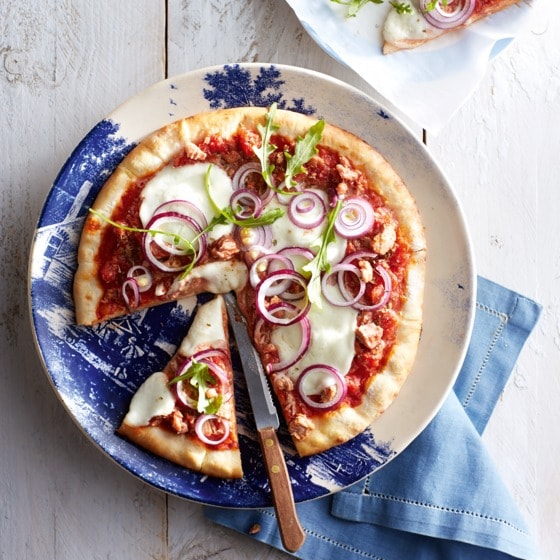 Mediterrane pizza met tonijn en rode ui