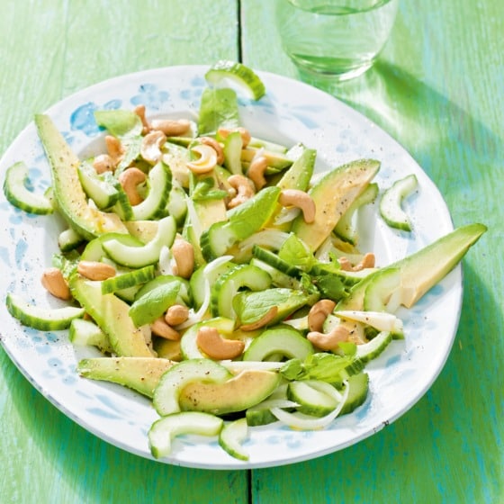 Komkommer-avocadosalade met cashewnoten