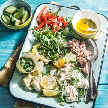 Rucolasalade met tonijn, artisjok en mozzarella