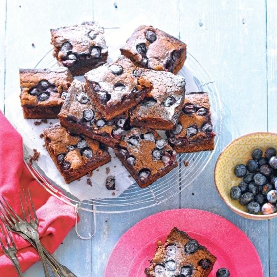 Pindakaasbrownie met blauwe bessen