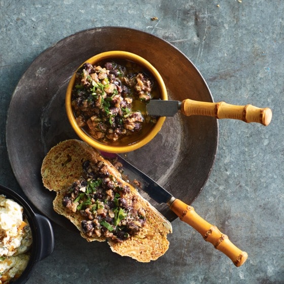 Zwartebonenspread met sesam