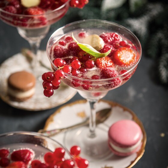 IJsmacarons met rood fruit en bubbels