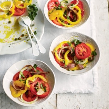 Italiaanse tomatensalade met paprika en ansjovis