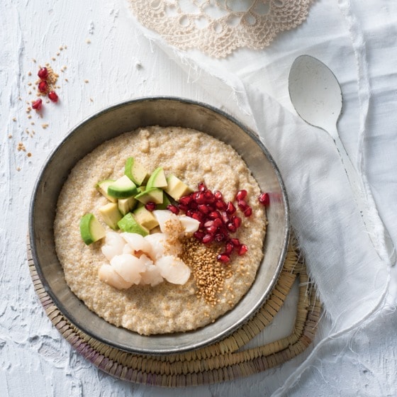 Tropische quinoapap met kokos, lychees en avocado