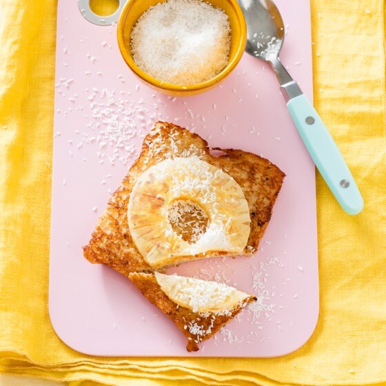 Tropische kokoswentelteefjes met gebakken ananas