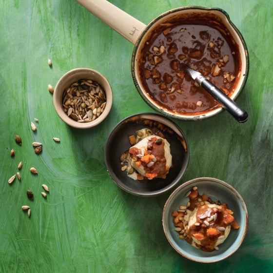 Roomijs met warme karamel-notensaus en pitten