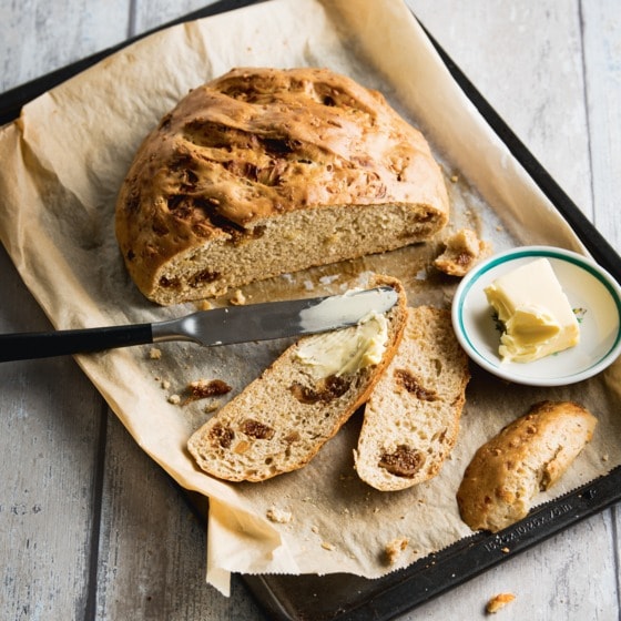 Rustiek bierbrood met vijgen en kaas-image