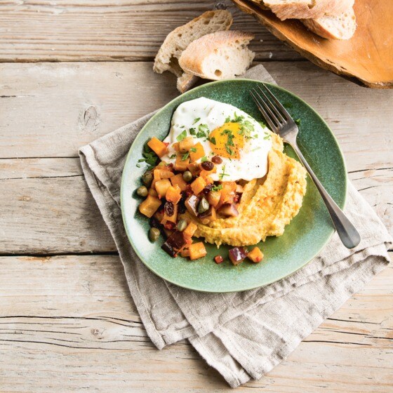 Warme hummus met pittige aubergine en ei Jumbo