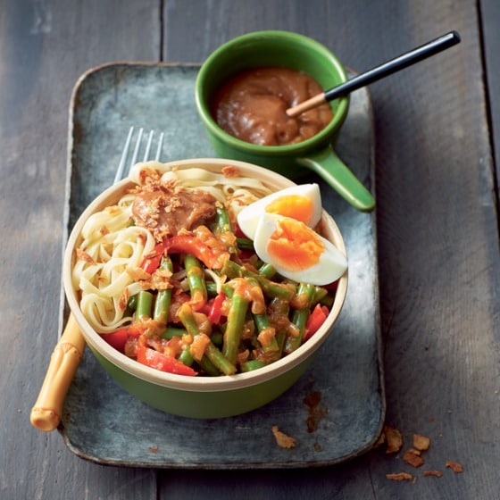 Sajoerboontjes met satésaus en ei