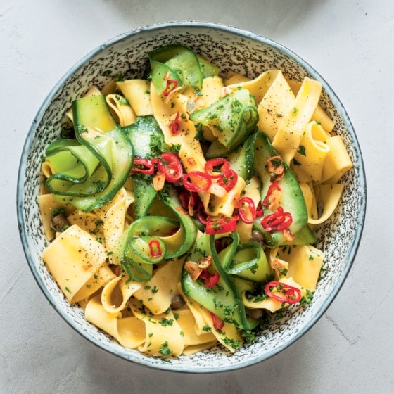 Pittige linten van pasta en komkommer