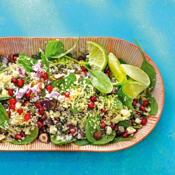 Knapperige lunchsalade met spinazie en granaatappel