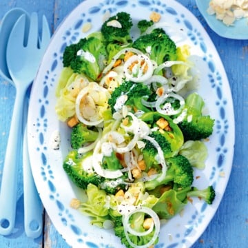 Kropsla-broccolisalade met croutons en amandel