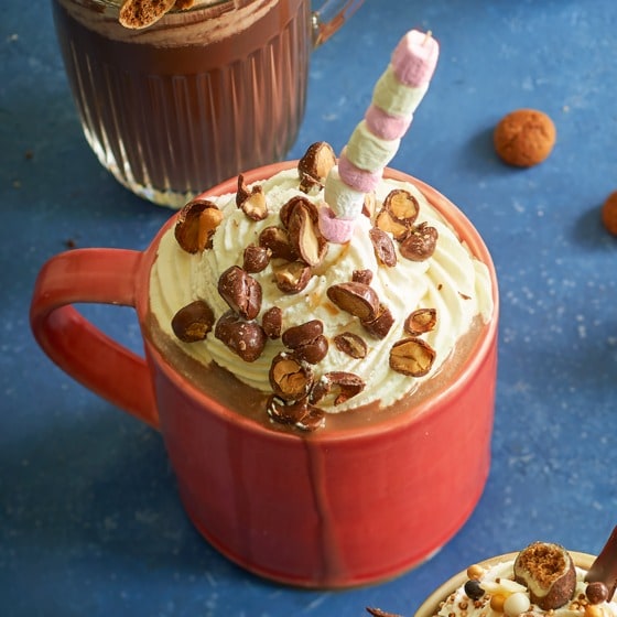 Warme chocolademelk met chocopinda's en marshmallows