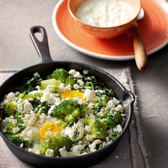 Groene shakshuka met knoflookyoghurt