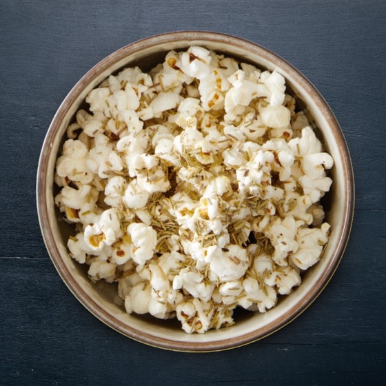Popcorn met olijfolie, rozemarijn en zeezout