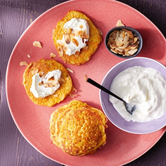 Wortelpannenkoekjes met yoghurt en amandel