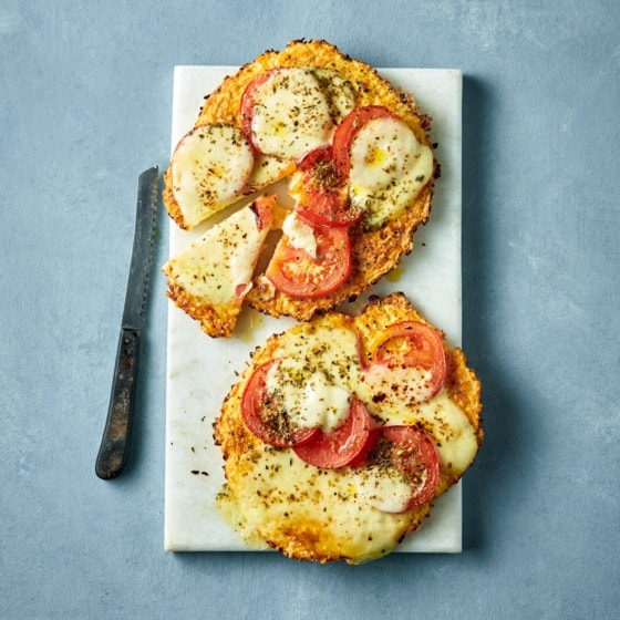 Bloemkoolpizza met tomaat en mozzarella-image