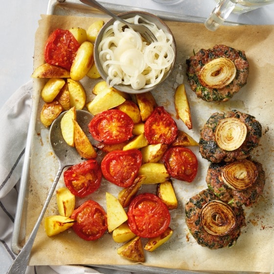 Spinazie-gehaktburgers met geroosterde aardappelen en tomaten