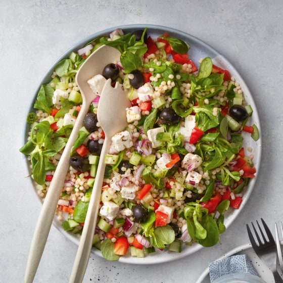 Griekse salade met parelcouscous en feta