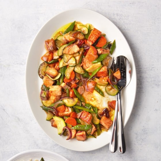 Zalm met knapperige groenten uit de wok