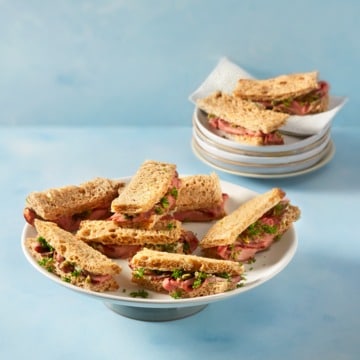 High tea sandwiches rosbief-mierikswortel