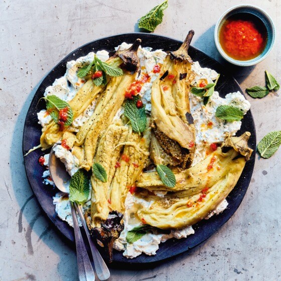 Gepofte aubergines met feta-yoghurtsaus