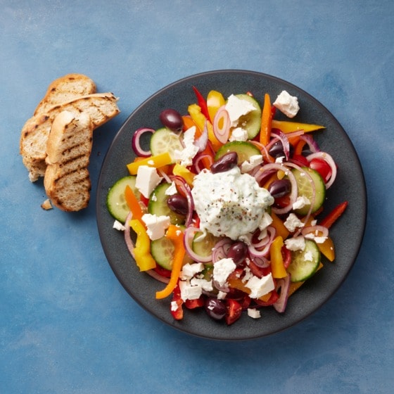 Klassieke Griekse salade met gegrild brood en tzatziki