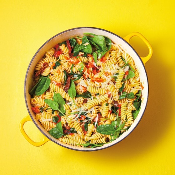 Eenpanspasta met tomaat, spinazie en knoflook