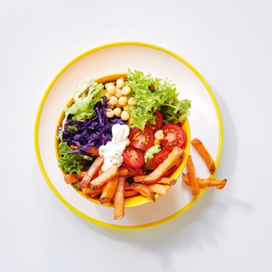 Loaded veggie bowl met zoete-aardappelfriet