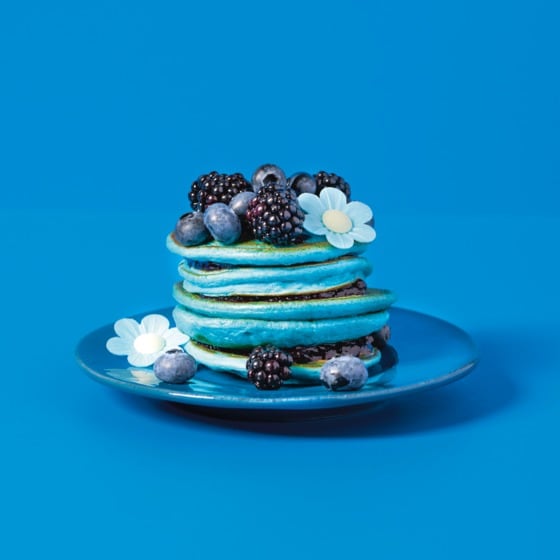 Blauwe pannenkoekjes met blauw fruit