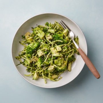Bowl met broccoli courgette en erwtjes