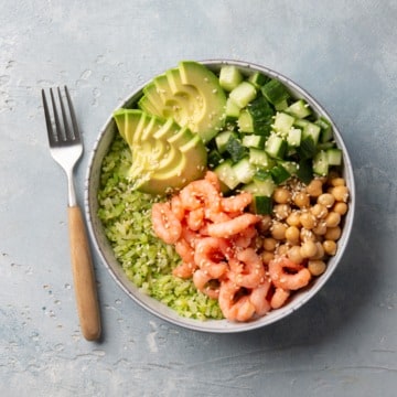 Poké bowl met broccolirijst, avocado en garnalen