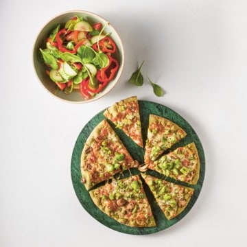 Broccoli-champignon pizza met spinaziesalade