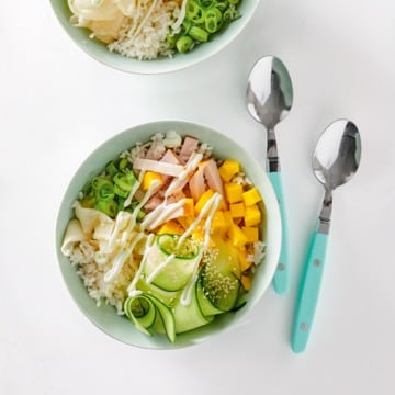 Japanse pokébowl met kip, mango en gember