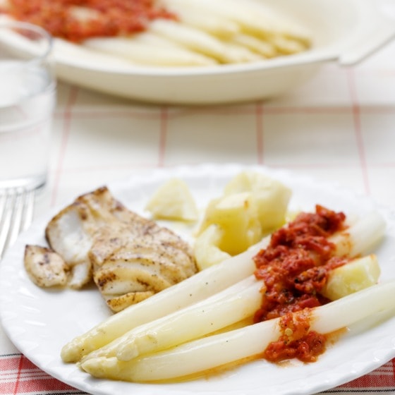 Asperges met paprikasaus en kabeljauwfilet