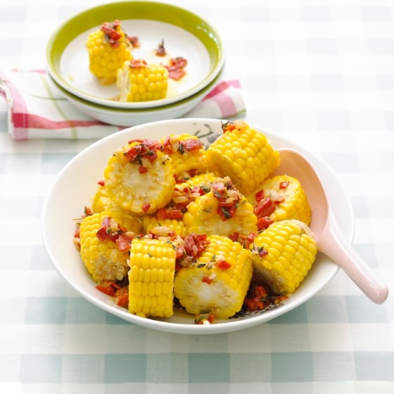 Knapperige maiskolven met paprika-tijmbotersaus
